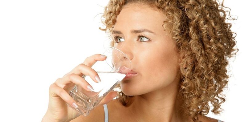 სასმელის დიეტაზე, სხვა სითხეების გარდა, უნდა დალიოთ 1, 5 ლიტრი გაწმენდილი წყალი. 