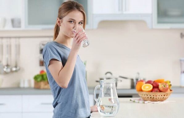 ჭამის წინ წყლის დალევა ზარმაცი დიეტაზე წონის დასაკლებად